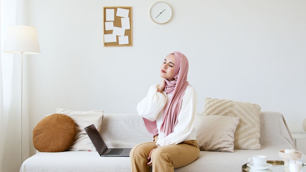 Relaxing at home with gentle neck relief